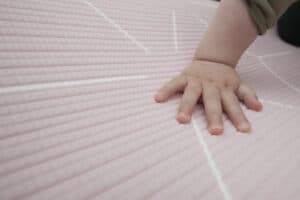 سجادة لعب وردي صغيرة للاطفال (رمادي / وردي)