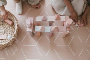 سجادتنا الخاصة بلون البيج الصغيرة (رمادي / بيج)