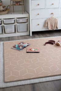 سجادتنا الخاصة بلون البيج الصغيرة (رمادي / بيج)