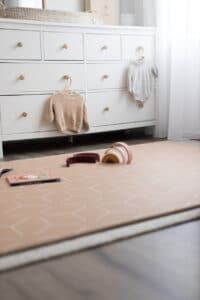 سجادتنا الخاصة بلون البيج الصغيرة (رمادي / بيج)